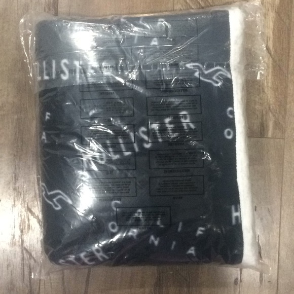 Hollister Other - NWT Hollister Logo Navy Sherpa Throw Blanket